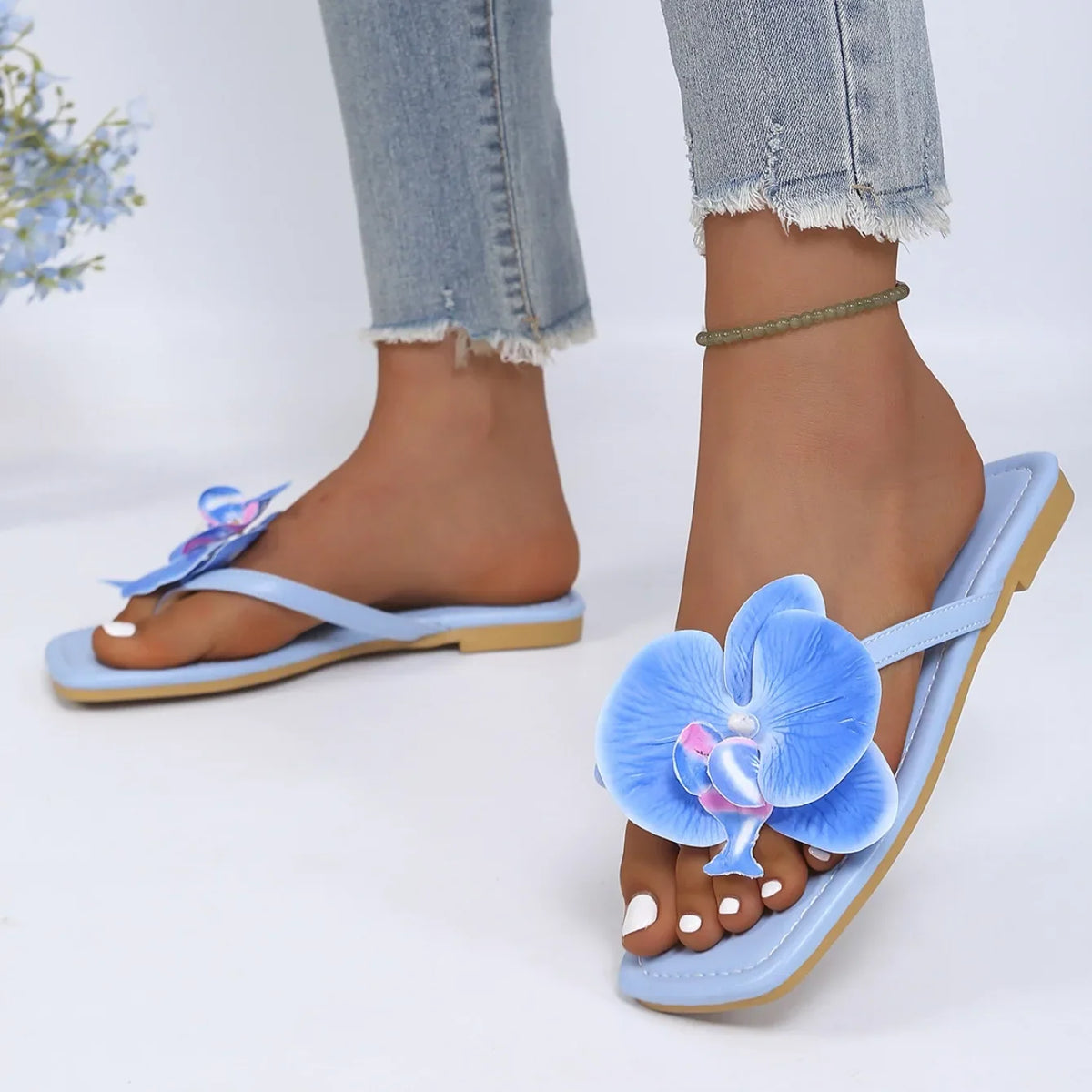 Women's Summer Lightweight Comfortable Flower Embellishment Square Toe Clip-toe Slipper Women Fashionable Casual Beach Sandals